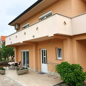 Elvira Apartman